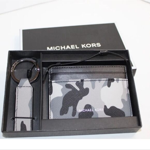 Michael Kors Camo Card Holder & Keychain Boxed Set - Picture 2 of 8